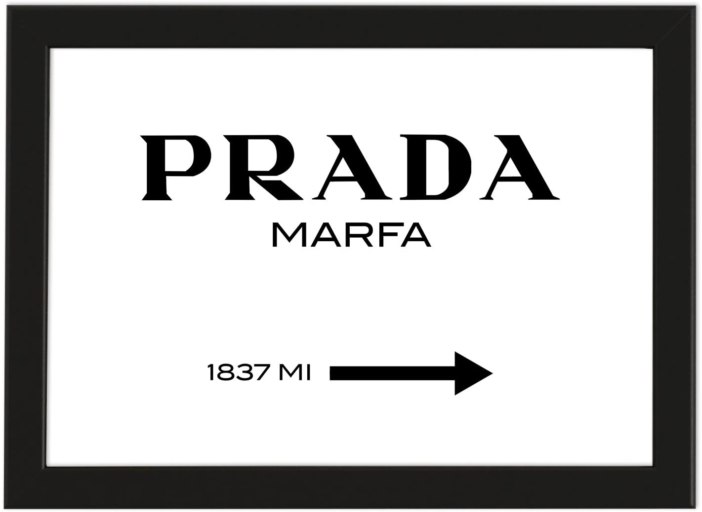 PICSonPAPER Poster Modeschild Wegweiser zum konsumkritischen Marfa Kunstwerk in Texas, Schwarz gerahmt DIN A4, Dekoration, Wandposter, Dekoration für Haus (Schwarz gerahmt DIN A4)