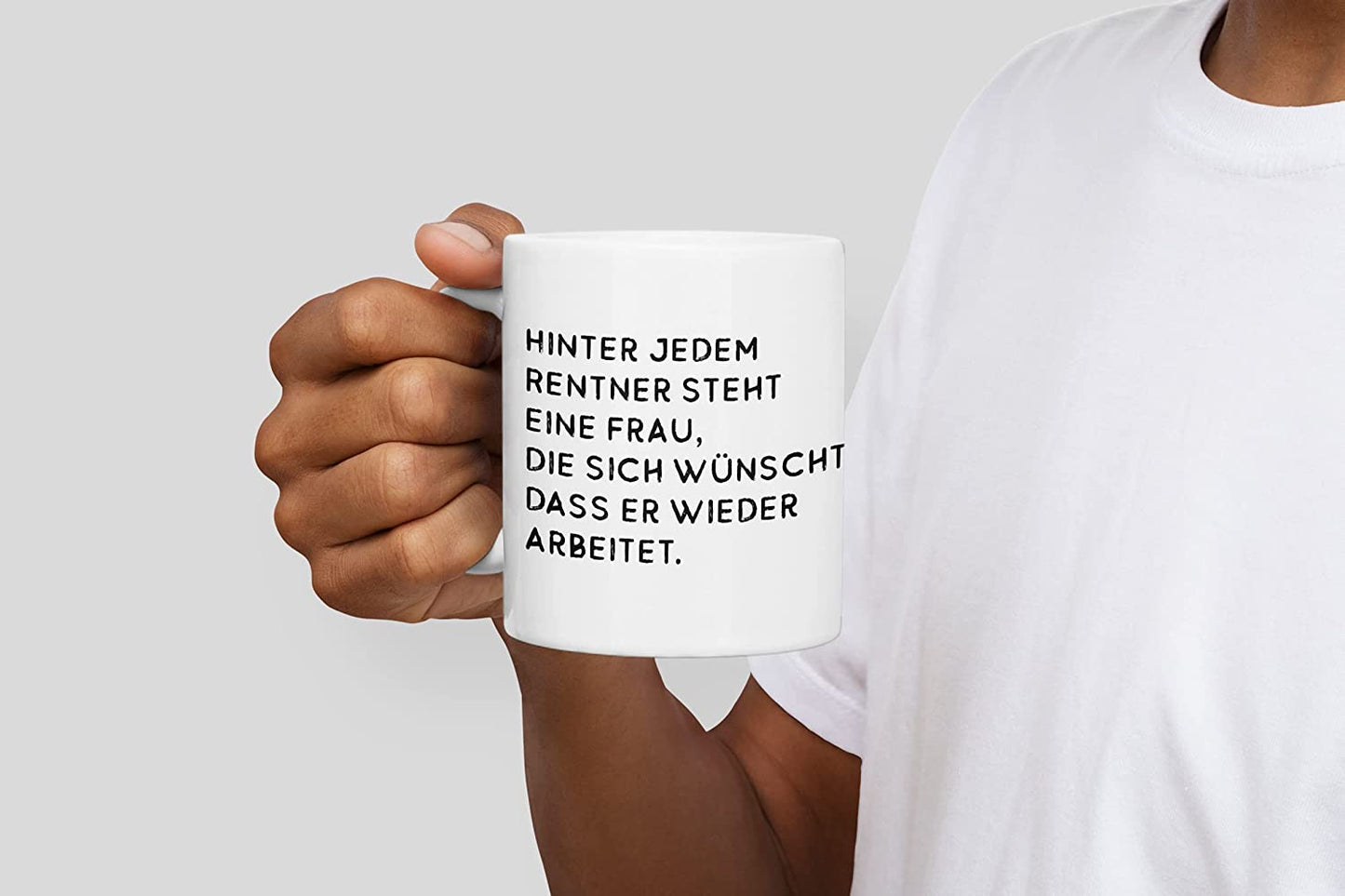 Tasse "Hinter jedem Rentner steht eine Frau, die sich wünscht, dass er wieder arbeitet", Tasse Rente Rentner