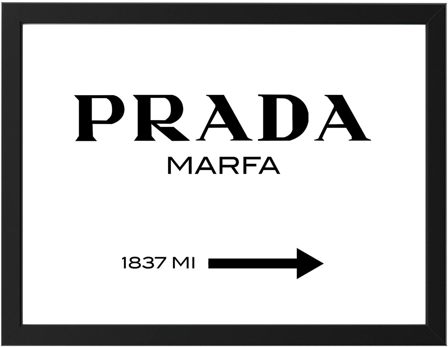 PICSonPAPER Poster Modeschild Wegweiser zum konsumkritischen Marfa Kunstwerk in Texas, schwarz gerahmt 40 cm breit x 30 cm hoch, Dekoration, Dekoration für Haus (Schwarz gerahmt 40 cm x 30 cm)