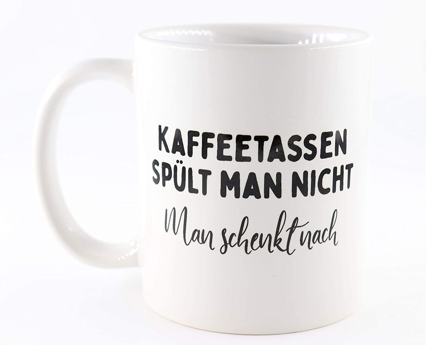 PICSonPAPER Tasse mit Spruch Kaffeetassen spült Man Nicht, Man schenkt nach, Geschenk, Kaffeetasse, Keramiktasse, Tasse mit Grafik (Spülen)