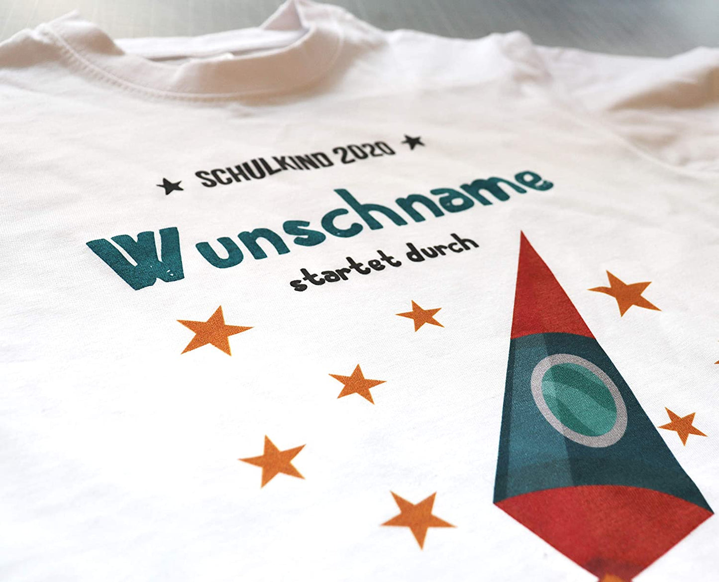 Personalisierbares weisses T-Shirt zur Einschulung Schulanfang: Schulkind 2021 Wunschname startet durch (130/140)
