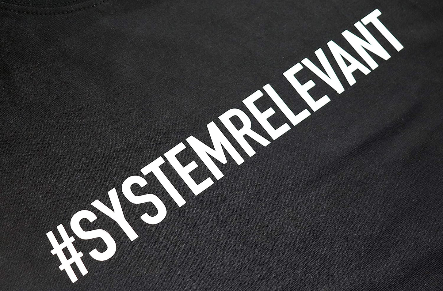 Schwarzes T-Shirt mit reflektierender Folie Bedruckt #SYSTEMRELEVANT, Krise Personal Corona Beruf Notfall