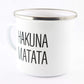 PICSonPAPER Emaille Tasse mit Schriftzug Hakuna Matata, Geschenk, Edelstahl-Becher, Metall-Tasse, Campingbecher, Kaffeetasse