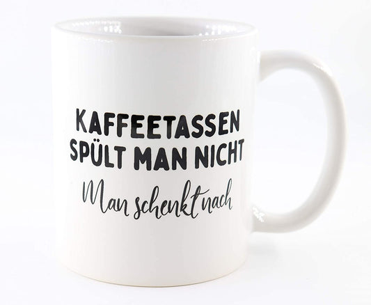 PICSonPAPER Tasse mit Spruch Kaffeetassen spült Man Nicht, Man schenkt nach, Geschenk, Kaffeetasse, Keramiktasse, Tasse mit Grafik (Spülen)