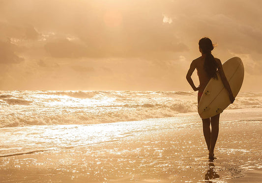 PICSonPAPER Hochwertiges Poster Surfgirl im Sonnenuntergang, 100 cm breit x 70 cm hoch, Dekoration, Kunstdruck, Wandbild, Fineartprint, Surfen, Strand, Surfbrett, Surfboard, Wellenreiten